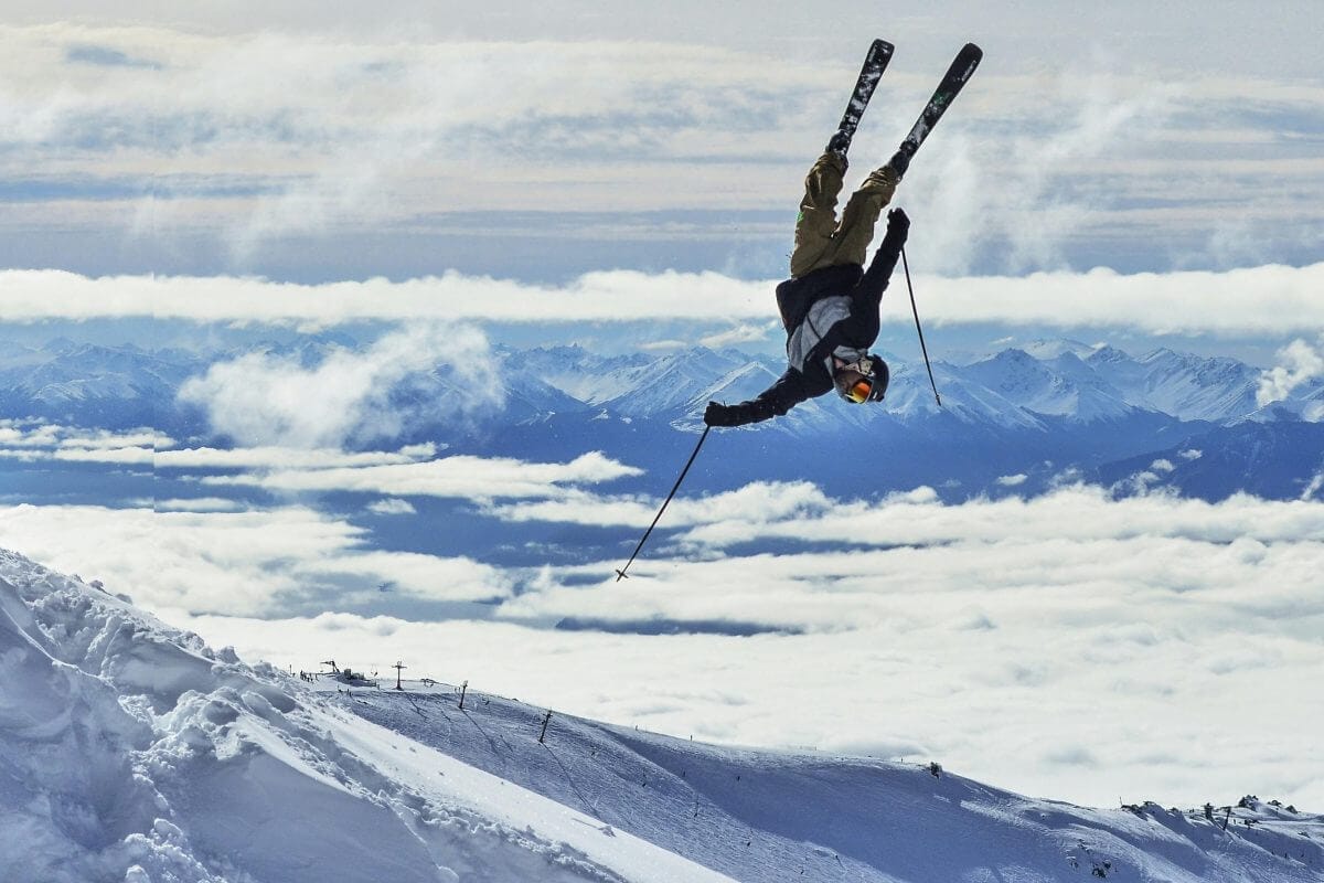 Skifahren in schneereichen Bergen macht viel Spaß. (© Fede Roveda / Pexels)