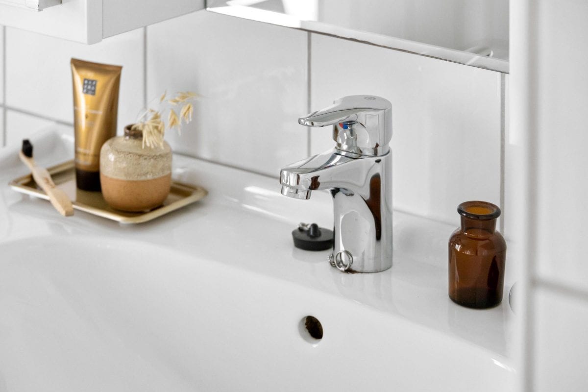 Waschbecken mit glänzendem Wasserhahn.