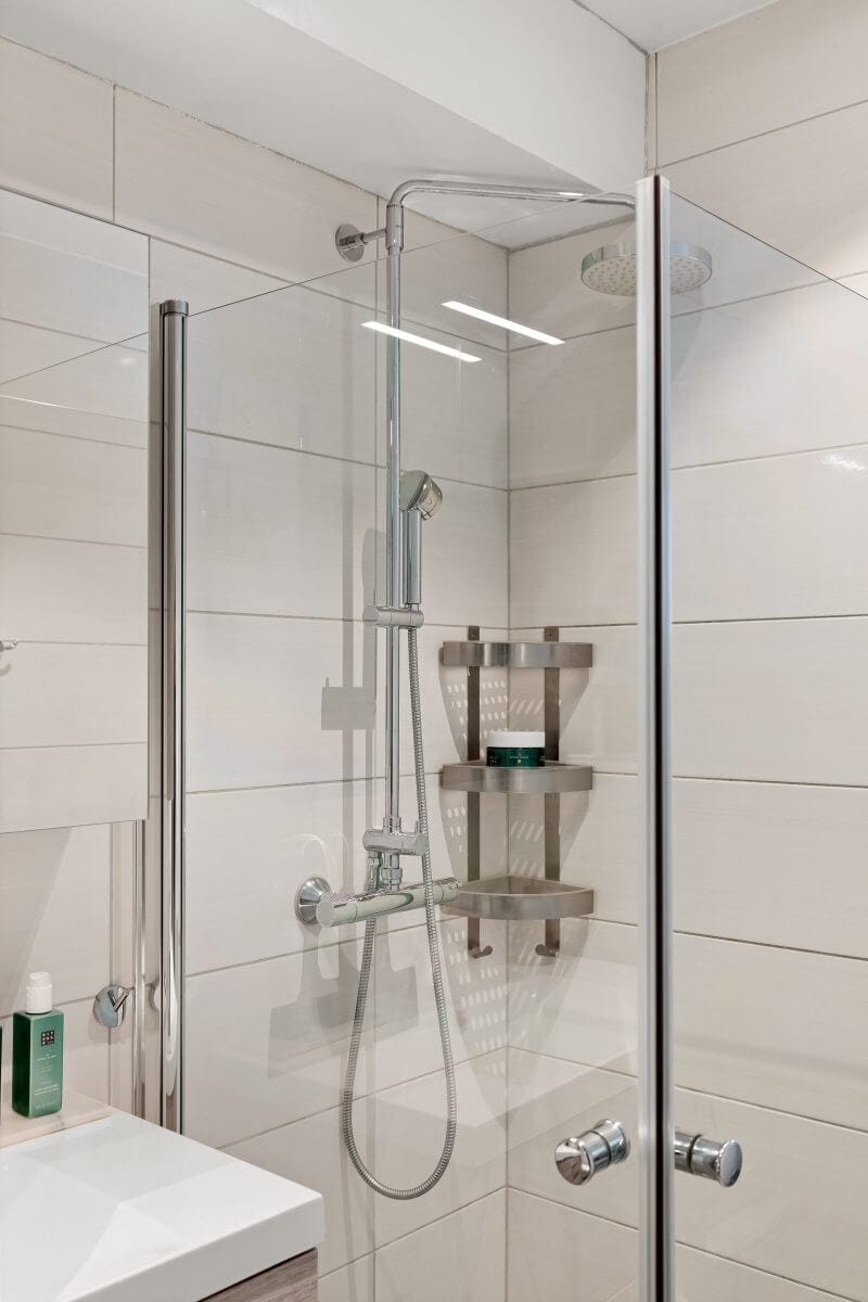 Dusche mit Glasabtrennung.