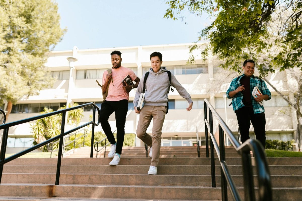 3 Studenten auf dem Unicampus.