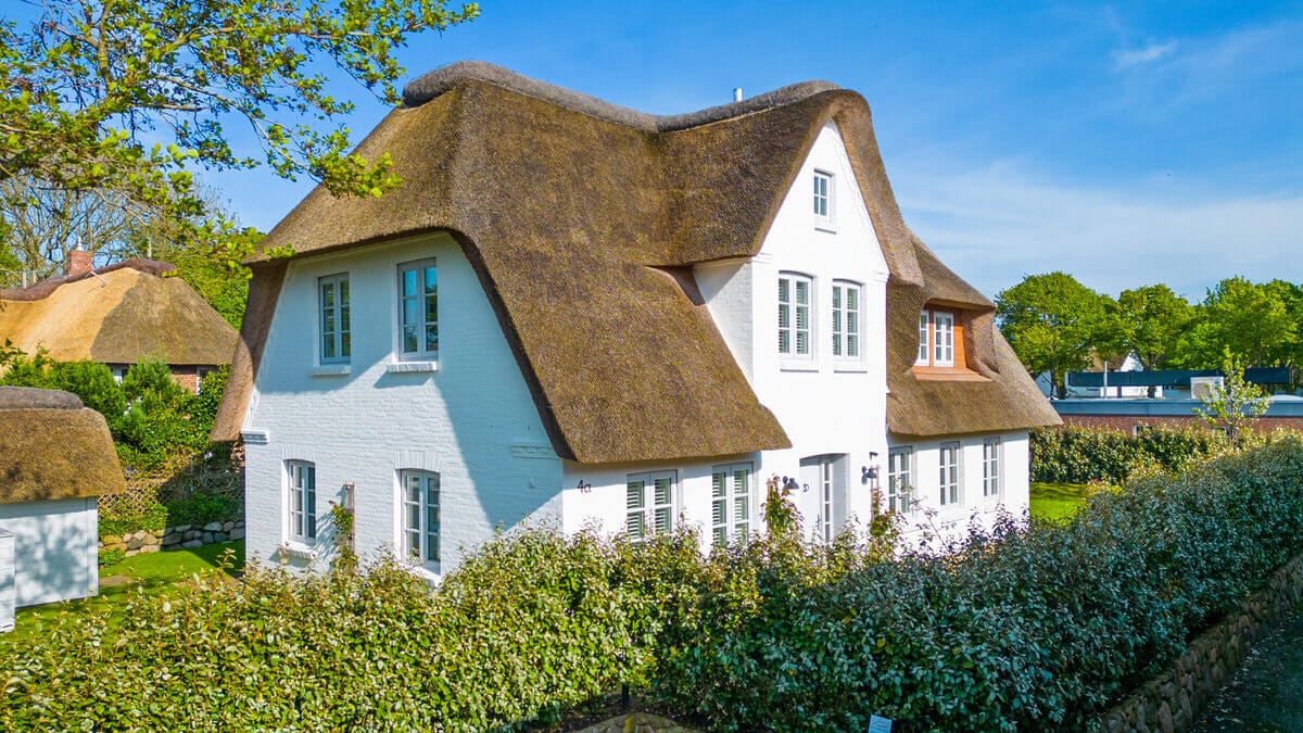 Ein reetgedecktes Haus im Stil der nordfriesischen Inseln. Ein Traum für alle, die eine Ferienimmobilie in Deutschland kaufen möchten. 