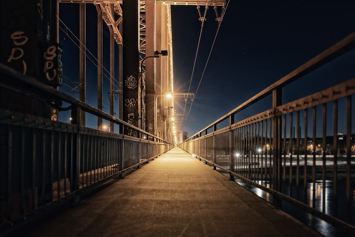 Fußgängerbrücke bei Nacht.jpg