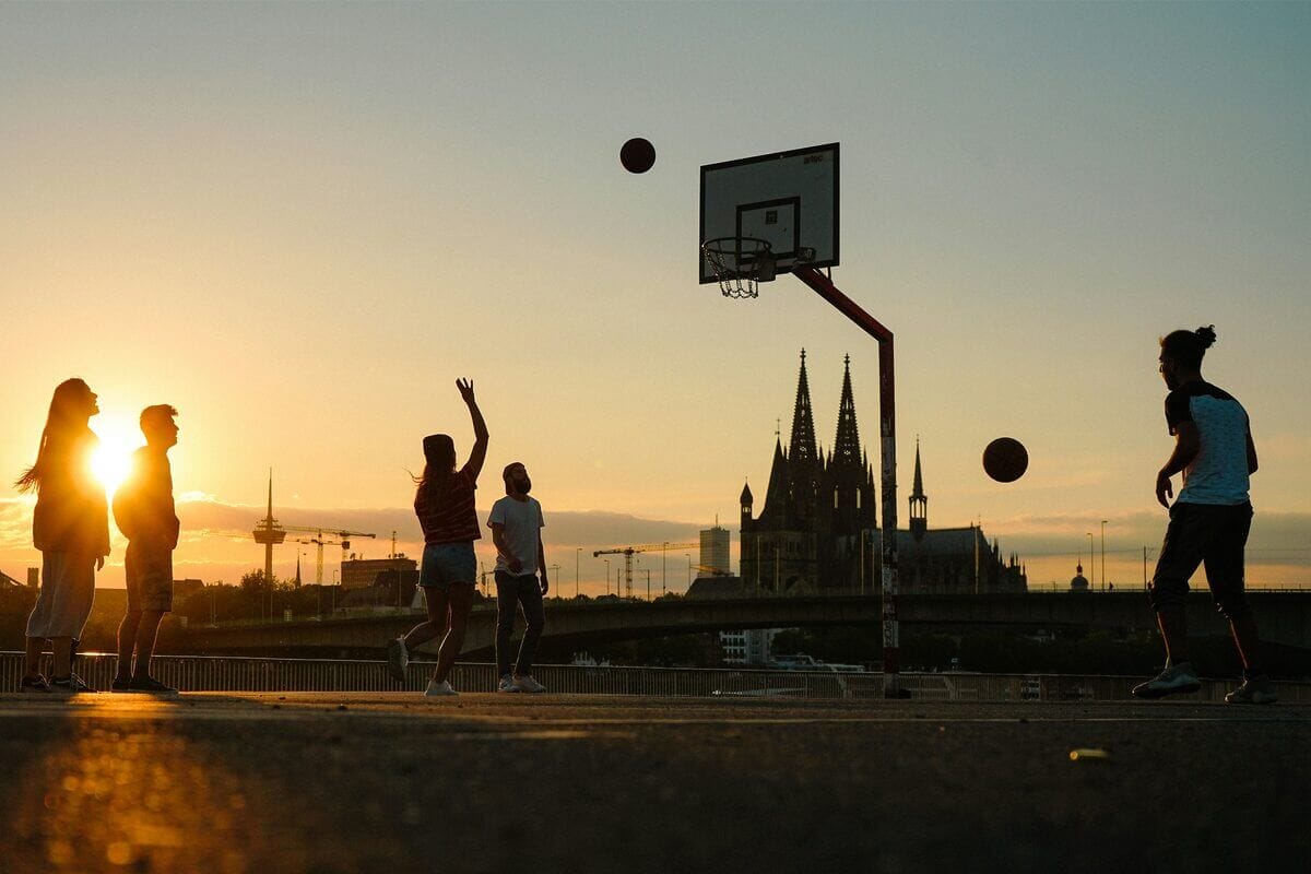 Kinder spielen Basketball, im Hintergrund der Kölner Dom.jpg