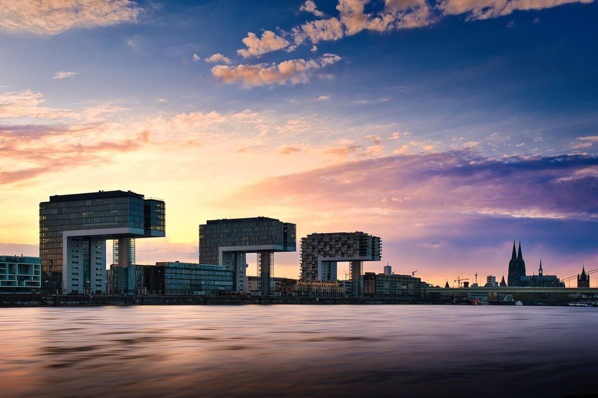 Kranhäuser und Rhein bei Abenddämmerung in Köln.jpg