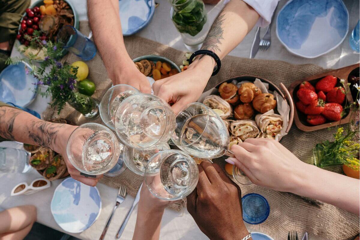Anstoßen mit Champagner