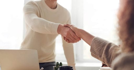 Handshake beim Umgang mit dem Bauträger oder Makler beim Immobilienkauf. Bild: pexels-fauxels